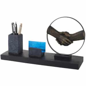 מעמד שולחני אומנותי "יד לוחצת יד"